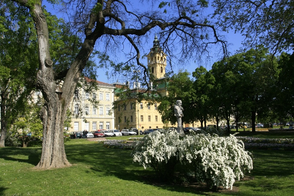 Széchenyi tér és a Városháza (8 perc/700 m)