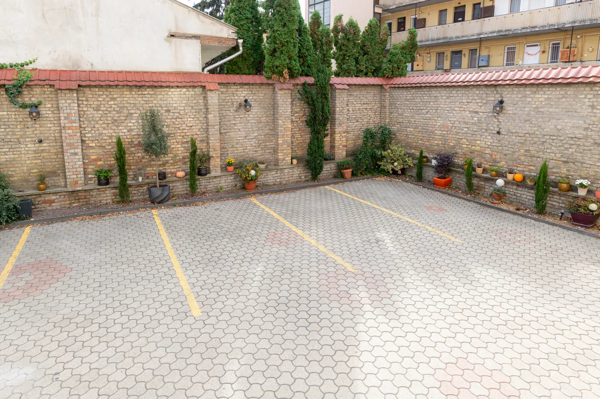 Parkoló Hotel Piano