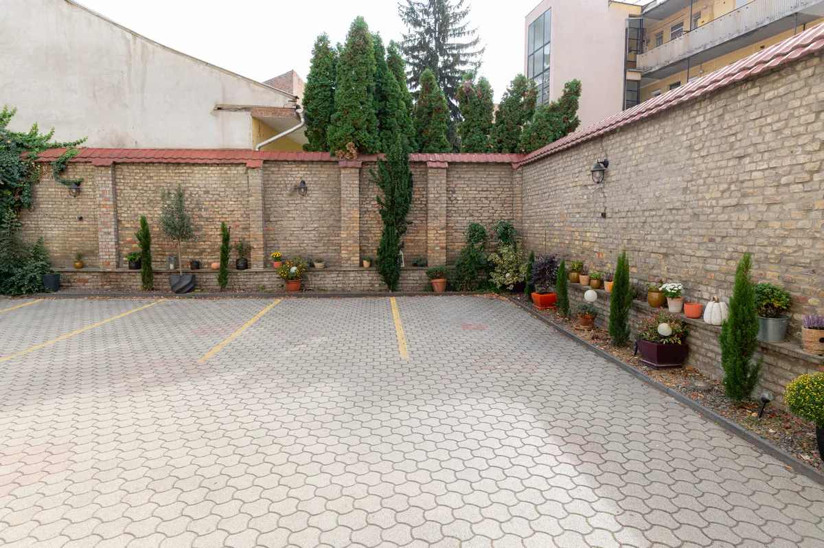 Hotel Piano Szeged -parking lot