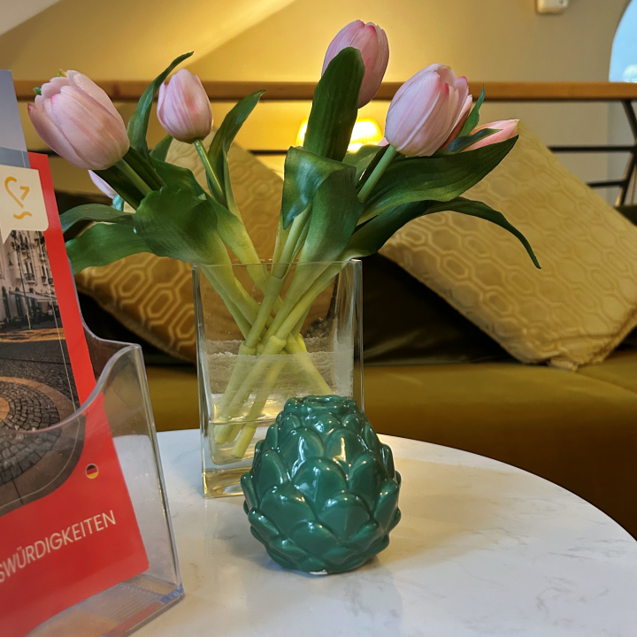 E1 Hotel Piano Szeged - felújított szék és kanapé